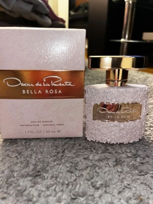 Oscar de la Renta Bella Rosa parfym - Säljer min oanvända parfym, 50ml.