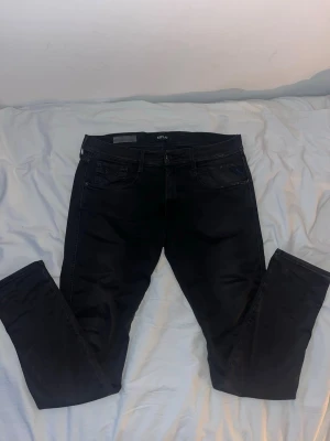 Replay Anbass Hyperflex  - Snygga fräscha Replay Hyperflex Anbass Jeans. De är i ett bra skick, inga slitage. Fråga för fler bilder eller mått. De är i strl 33/34 som du ser på sista bilden