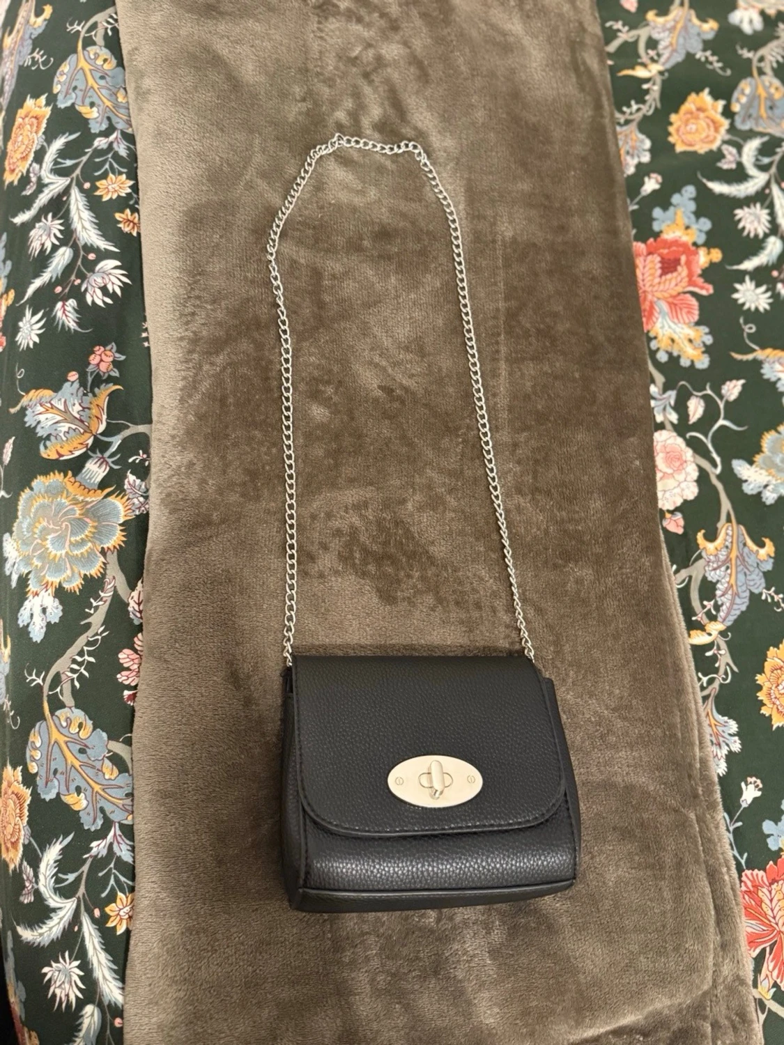 Svart axelväska med kedjerem