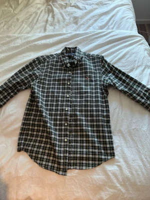 Rutig skjorta från Polo Ralph Lauren - Klassisk rutig skjorta från Polo Ralph Lauren i blått, grönt och vitt. Storlek S men sitter som en M.