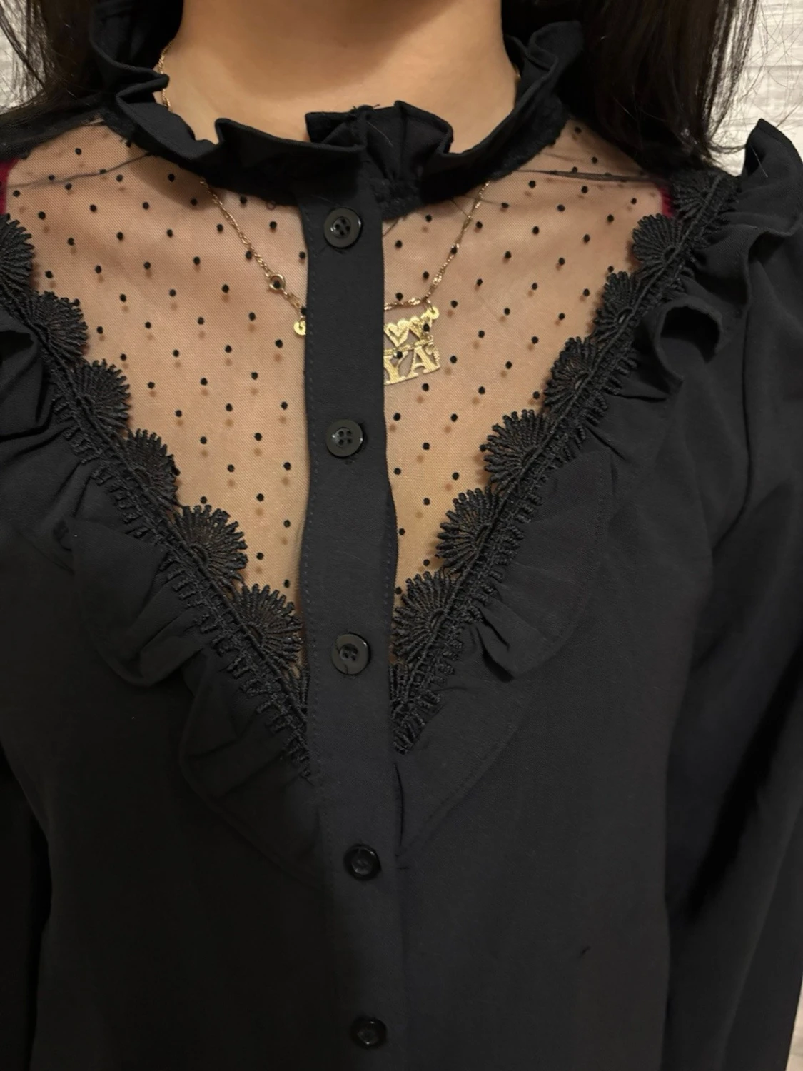 Svart blus med spets och volanger