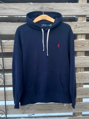 Marinblå Ralph Lauren Hoodie  - Riktigt snygg marinblå Ralph Lauren Hoodie. Storlek L. Fint skick, härlig hoodie. Hör av er vid funderingar🙌 perfekt till vinterkylan☃️