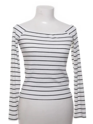 Randig långärmad topp offshoulder - Snygg vit långärmad topp med svarta horisontella ränder och offshoulder-skärning. Figurnära passform och stretchigt material som känns bekvämt. Perfekt att styla med jeans eller kjol för en trendig look.