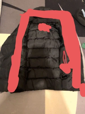 Svart quiltad vinter jacka - Säljer en svart vinter jacka med huva och quiltad design. Kom privat för bilder den är helt ny och hat skann. Priset kan diskuteras.