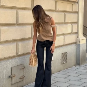 Alobha jeans - Snygga mörkblå jeans med utsvängda ben och hög midja. från alobha och storlek 36, inga defekter !!