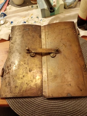 Gammal mässing kakelugns lucka av märket Gusta Eriksson i Eskilstuna. - Äldre kakelugns lucka i mässing med gångjärn och låsarm. Två rektangulära plattor som kan öppnas och stängas,. Rustik och vintage känsla, passar samlare eller retroälskare.