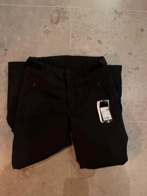 Svarta Skidbyxor - Säljer ett par super snygga svarta skidbyxor ifrån Everest märke. I st 158 och aldrig använda med lapp kvar. Går över pjäxan och har fin passform. Skriv för fler bilder💕 Nypris 900kr