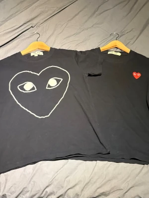 Cdg t-shirts bundle - Säljer nu dessa två riktigt snygga cdg t-shirtar. Storlek M fast sitter mer som S. Säljer pga av att de är för små för mig. Osäker över auktoriteten på tröjorna, dem är iallafall väldigt schyssta. Bara att höra av er vid frågor eller bud!😊