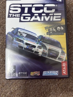 STCC: The Game – PC, komplett med box + manual + Race 07-innehåll (CD-key ingår) - Säljer STCC: The Game till PC. 	•	1 CD-skiva 	•	Originalbox 	•	Manual 	•	Innehåller allt från Race 07 	•	CD-key ingår (för installation på PC, visas ej på bilder av säkerhetsskäl)Skivan fungerar på PC. ⚠️ OBS: PC-version, fungerar inte på konsol.  📦 Frakt: Mellanstorlek paket 💰 Pris: 199 kr (snabbt köp)