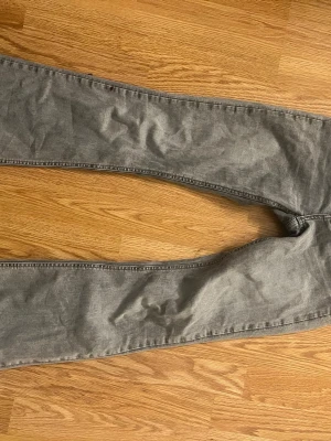 Grå  jeans - Säljer ett par grå jeans.  Perfekta för dig som gillar en enkel och stilren look.