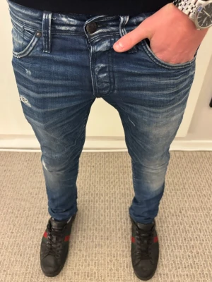 Limiterade slim jeans slitningar Jack&Jones - Tja! Säljer dessa riktigt snygga limiterade jeans ifrån Jack & Jones | W29 L32 | Jag på bilden är 182! Hör av er vid minsta lilla fundering🙌