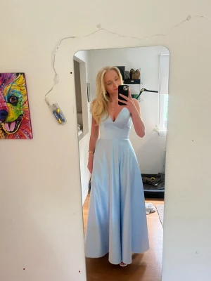 Ljusblå balklänning - Säljer min superfina balklänning från JJs house i storlek M. Jag är 175cm som preferens. Nypris var cirka 2300kr och jag säljer för 1200kr💗Kontakta mig vid frågor