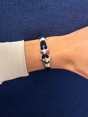 Snyggt armband  - Vi har precis fått in våra populära armband så passa på medan de finns. Snyggt marinblått armband ankardetalj i silverfärgad metall. Armbandet har en stilren och modern look. Lätt att matcha med andra accessoarer. Helt nya från FrenchCollection och vi skickar så fort vi ni köper‼️⚓️
