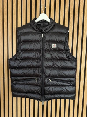 Moncler väst - Storlek: 4 (passar M o L) västen är i mycket bra skick