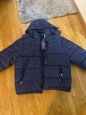 Polo Ralph Lauren jacka  - Säljer denna då den tyvärr är för stor för mig helt ny och oanvänd. Nypris i butik: 5 096 kr. Mitt pris: 2 900 kr, men priset kan diskuteras.