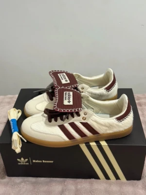 Adidas samba Wales bonner vinröda - Tjena!! Säljer nu dessa sprillans nya och extremt eftertraktade Adidas Wales Bonner i vinröd och creme färg!! Skicka vid frågor och funderingar!!