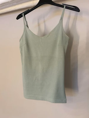 Ljusgrön linnetopp  - Ljusgrönt linne från Lager 157 i XS.