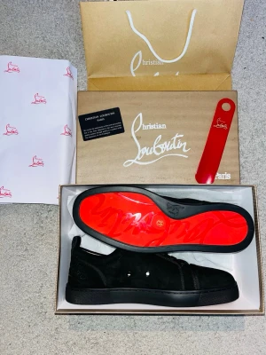 Christian Louboutin Black Sneakers - Oanvända Loubs, Kvitto finns❗️  📊 Färg: Svart  Se bild 2 för bästa färg exemplet  📝Storlek: 44  ♻️ Helt nytt skick  !Allt i bilderna ingår¡  📦 Postar Inom 24h