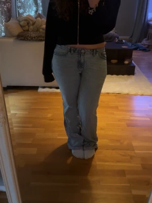 Ljusblå low waisted bootcut jeans - Säljer ett par ljusblå jeans från gina. De är low waisted, bootcut. Passar M/L