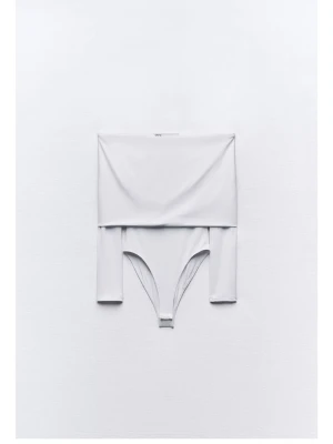 Vit off shoulder body från Zara - Trendig vit body från Zara med off shoulder-design och långa ärmar, i mjukt stretchigt material som sitter snyggt på kroppen. Perfekt att styla med jeans eller kjol!