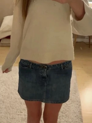 Blå jeanskjol från Wrangler - Säljer en klassisk blå jeanskjol från Wrangler💗