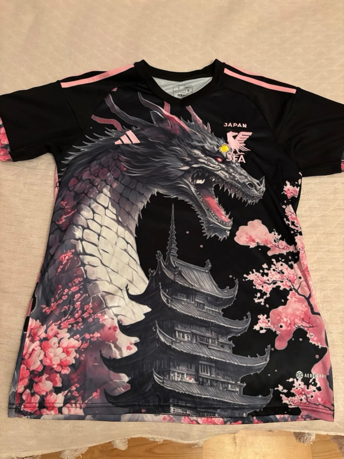 Adidas Japan tröja med drakmotiv