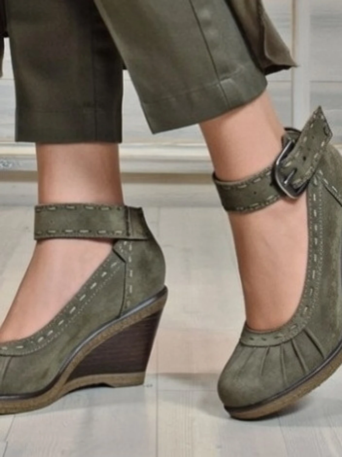 Olivgröna mocka kilklackar - 1