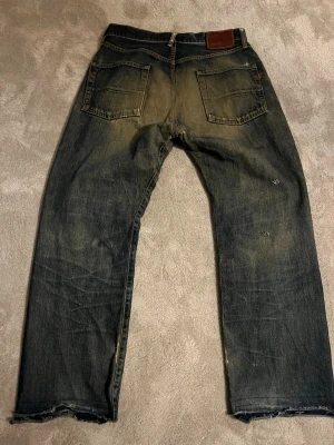 Selvedge Edwin jeans  - Säljer dessa feta selvedge Edwin jeans i storlek 31/35. Byxorna har en fet wash som kommit efter flera års användande. Byxorna har även del slitage men tycker personligen endast det gör byxorna snyggare. Skulle hållt mig till måtten nedan:  Midja:40 Lår:29 Innerben:73 Ytterben:106 Benöppning:24
