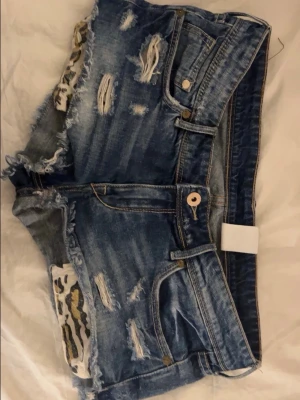 Lågmidjade shorts - Säljer dessa lågmidjade jeansshorts i storlek S med leopardprint på fickorna💕            Midjemått: 39 cm