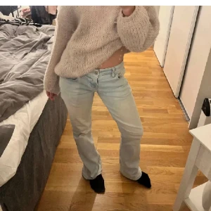 Ljusblå bootcut/flared lågmidjade jeans - Säljer ett par snygga ljusblå flared/bootcut jeans med lågmidja från ltb i modellen valerie! Ungefär storlek 36 