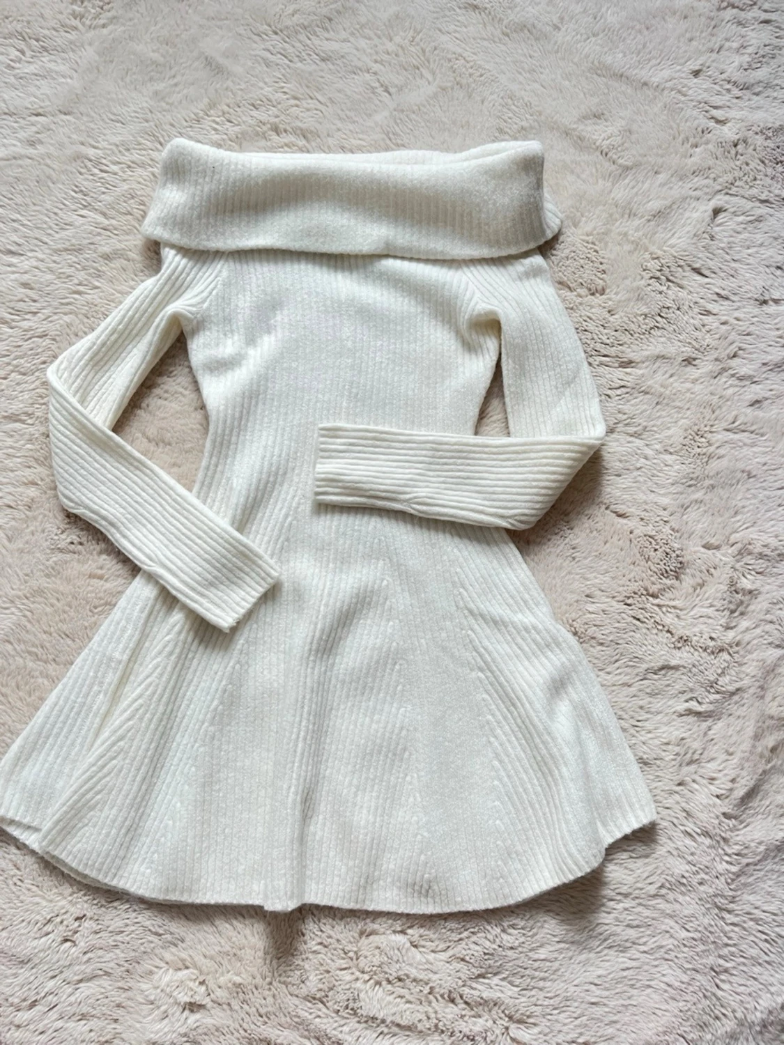 Vit off shoulder stickad klänning