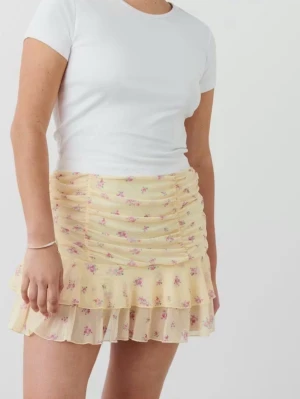 Gul blommig kjol - Supersöt kjol från Gina Tricot! Pris kan diskuteras🩷