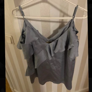 volangtop från hm💗 - Jätte fin silkesblå volangtopp från HM som tyvärr inte passar mig💗 det stor att storleken är EUR 38 vilket motsvarar storlek M💗 Jätte bra skick💕