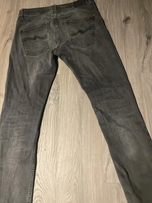 Nudie jeans  - Säljer mina skitsnygga nudie jeans som jag tyvärr inte andvänder så mycket längre. Köpte dom på NK för 1600 i november. Skick 7/10