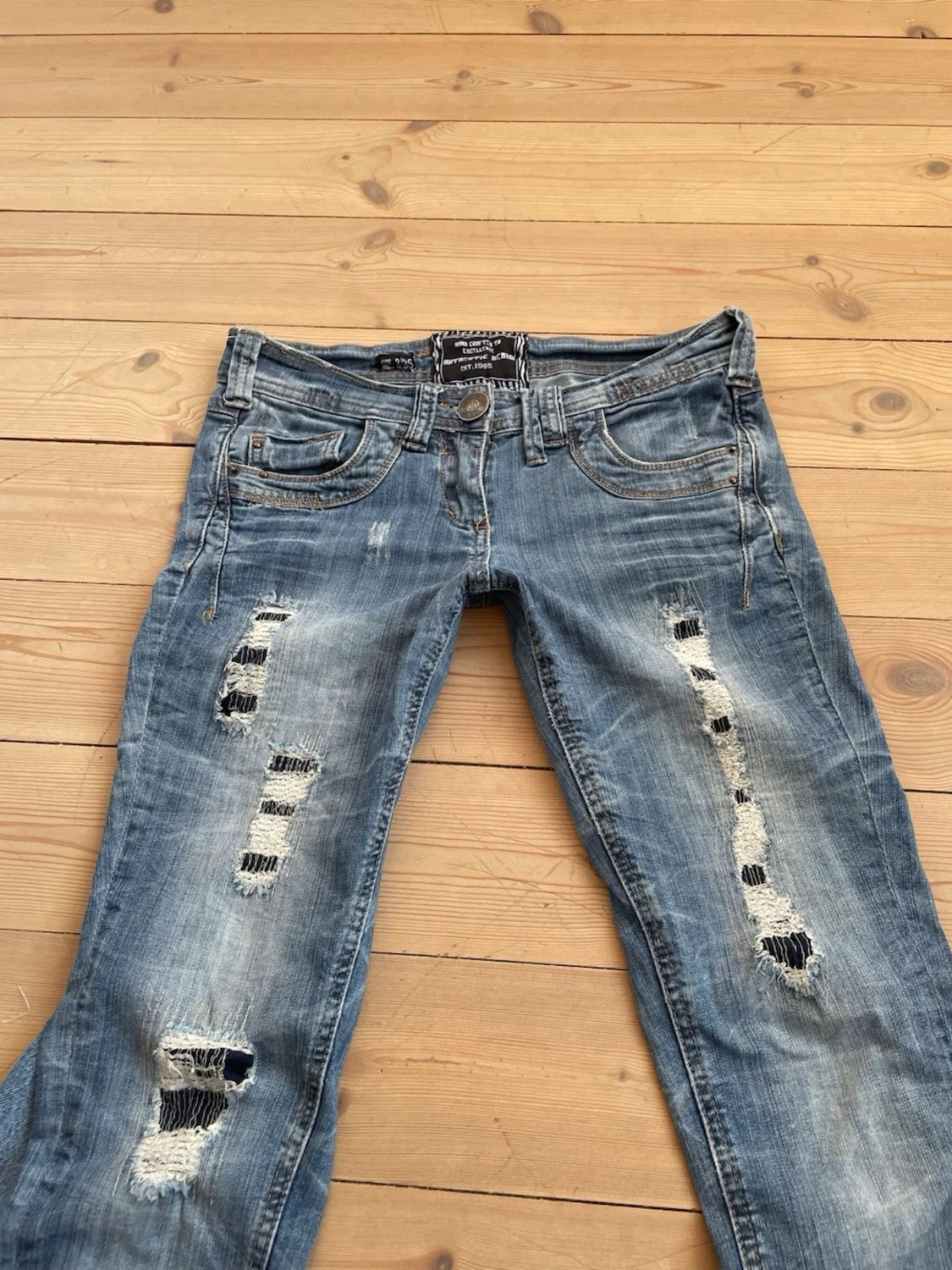 Lågmidjade jeans med slitningar  - 1