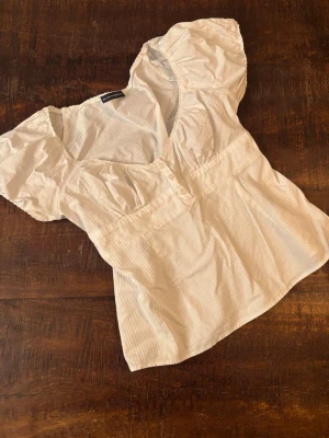 Brandy Melville vit blus - Säljer en vit blus från brandy Melville:) oerhört trendig och eftertraktad. One size men passar allt från xs-m.