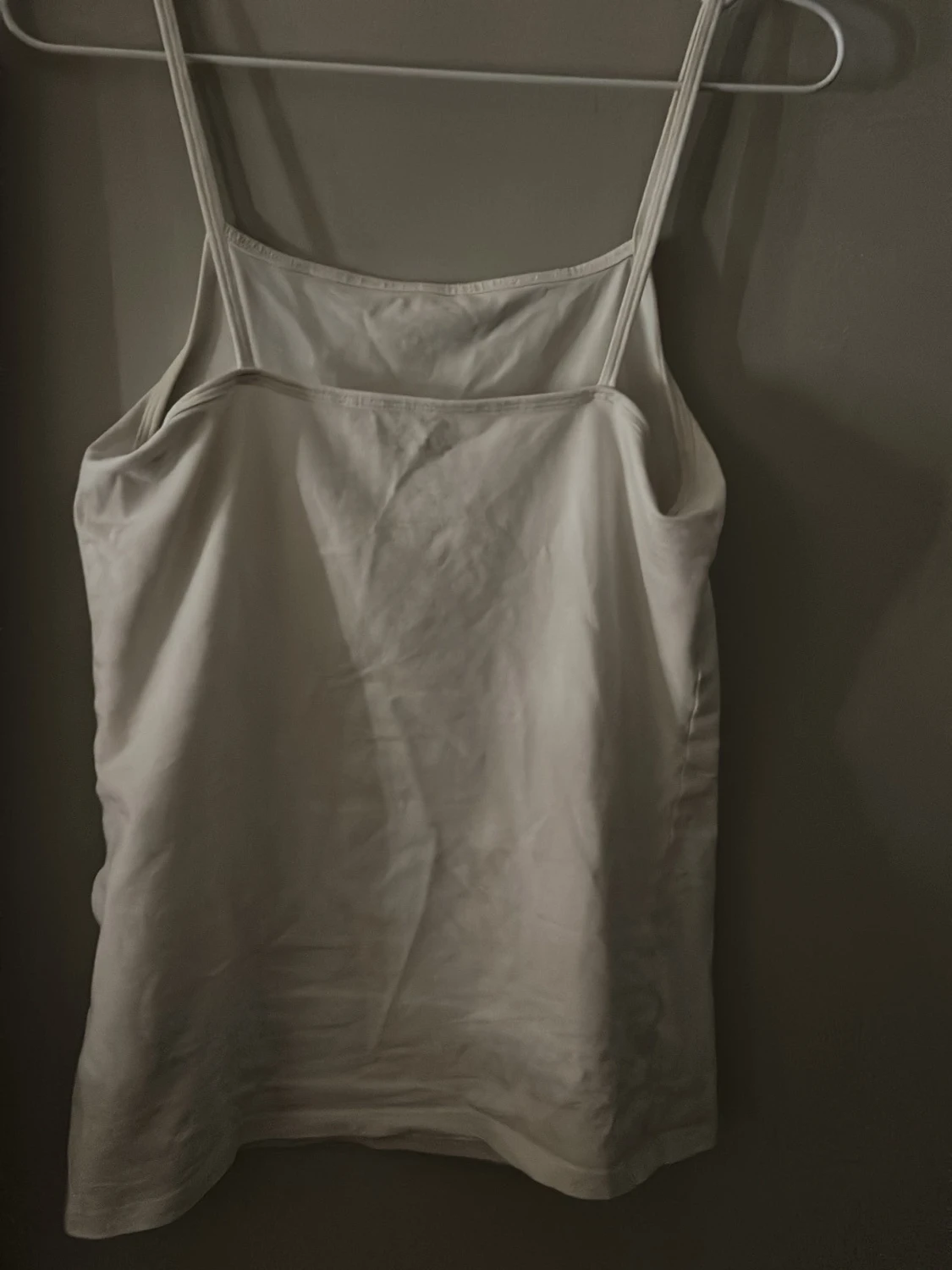 Vit linnetopp med smala axelband - 2