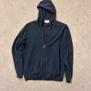 soft goat zip hoodie - Soft goat kashmir hoodie i jätte bra skick, köptes för 3 - 4 månader sedan för . Storlek S passar någon runt 170, kvitto finns även.