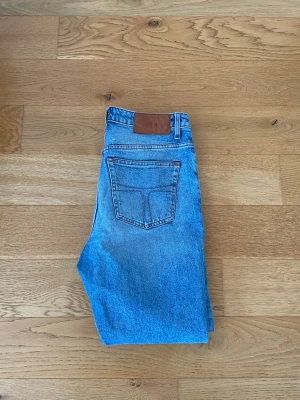 Tiger of sweden jeans - Klassiska blå jeans från tiger of sweden med raka ben och femficksmodell. Jeansen har en ljus tvätt och läderpatch bak i midjan. Perfekta för en avslappnad och trendig look. Tillverkade i bomull för skön passform. W30 L30