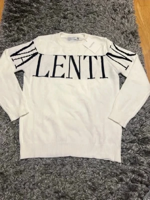 Vit Valentino sweatshirt - Jättebra kvalitet och helt ny, pris kan självklart diskuteras