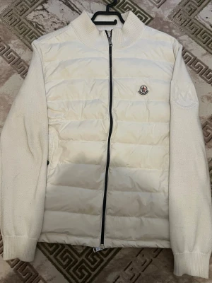 Vit cardiganjacka från Moncler - Säljer Vit moncler cardigan storlek M säljs pågrund av ej behov av den är perfekt och bra ingen problem i den använt ett par gånger ba fick den i present 