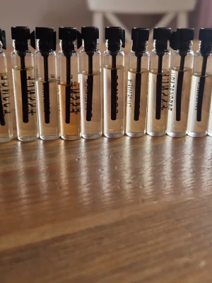19 testers från Essnce  - Testers från Essnce. Jag har testat ett par droppar av varje så det finns mycket kvar I varje. Innehåller Orange blossom, black velvet, iconic flower, vanilla sass, Chocolate chaud, Tarte au citron, Femina vivt, pink haze, 1992, Femina fiori, Irresistible enigma, Boosy peach, Lady essense, high on chai, milky flower, midsummer dream, clean vibes, Skyfall mistery, dusty amber 