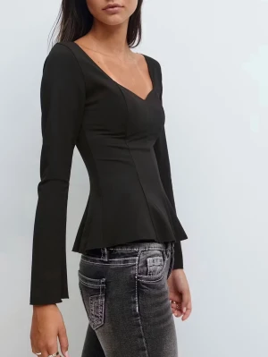 Svart långärmad pepulum topp gina tricot - 14+ long sleeve peplum top. Aldrig använd. Stilren svart topp med lång ärm och v-ringad hals. Figurnära passform upptill och lätt utsvängd nertill för en snygg siluett. Tillverkad i ett mjukt, stretchigt material som ger en bekväm känsla. Perfekt att matcha med jeans eller kjol.