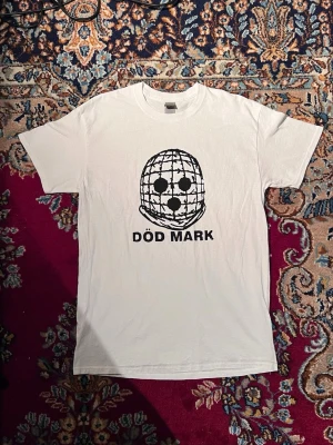 Död mark T shirt herr storlek M - Död mark T shirt herr storlek M Se mått på bilderna. Lägger ut fler storlekar. Screen tryckt av mig. Så inte officiell merch.