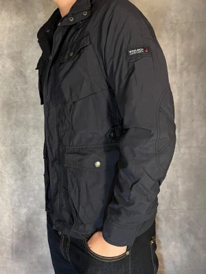 Woolrich Fieldjacket  - Hej! Säljer nu denna väldigt snygga och eftertraktade Woolrich Fieldjacka! Jackan är slutsåld överallt och går inte att få tag på… Jackan är perfekt nu till våren. Storlek L Skick: 9.5/10 Nypris: 6000 kr Säljs för: 1099 kr