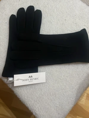Svarta mockahandskar John Henric - Stilrena svarta mockahandskar från John Henric. Storlek 8.5. Nypris är 700kr. Helt oanvända. Säljer för de var för små för mig.