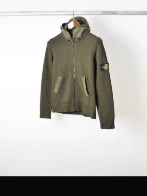 Olivgrön hoodie från Stone Island - STONE Island cardigan olivgrön från 2000 talet