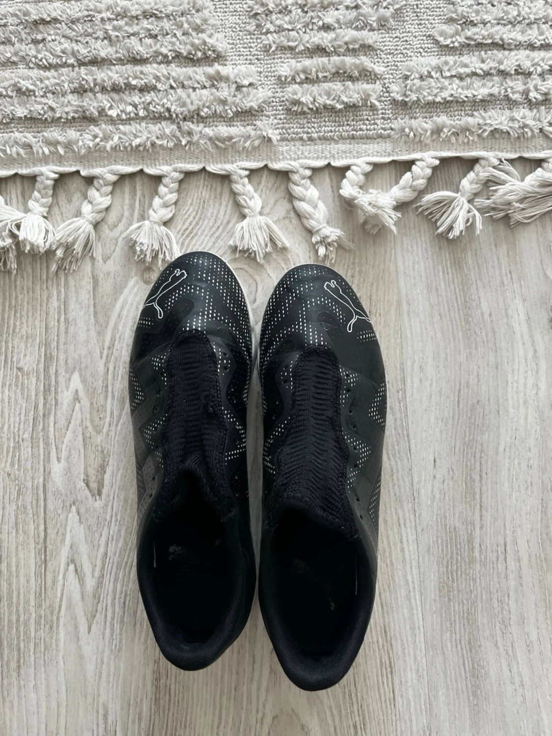 Svarta Puma fotbollsskor