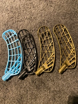 Innebandyblad i olika färger - Fyra innebandyblad säljes, ett blått, ett svart och två i guld. Perfekt för dig som vill byta blad på din klubba och testa olika färger och former. Kom privat för pris ifall du vill köpa ett eller fler