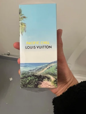 Louis Vuitton Pacific Chill parfym - Louis Vuitton Pacific Chill parfym i en snygg förpackning med strand- och havsmotiv. Boxen har blå, grön och gul färg med palmer och havsutsikt. Eau de Parfum, 100 ml. Lyxig och trendig doft för dig som gillar exklusiva märken.